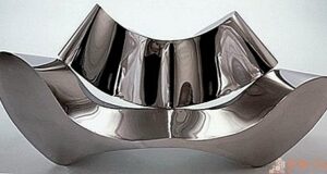 un canapé en acier créé par Ron Arad