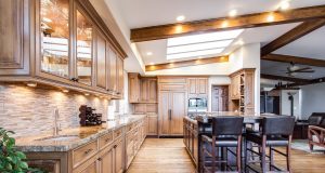 une cuisine bien éclairée