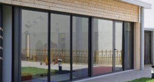 menuiserie : baie vitrée en aluminium