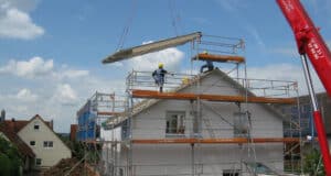 travaux sur un toit de maison