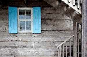 maison avec fenêtre et volets bleus