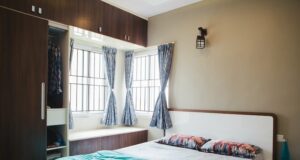 une armoire dans une chambre