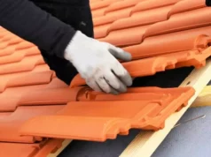 couvreur en train de monter un toit