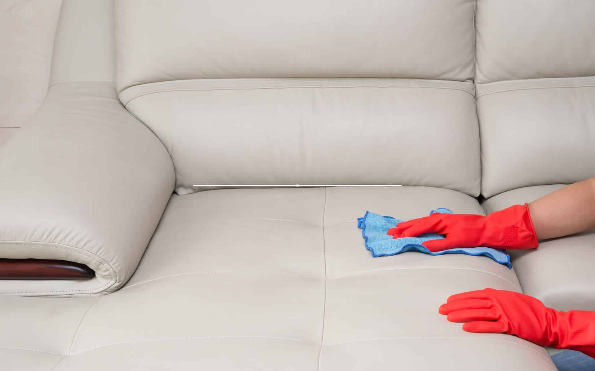 Comment nettoyer un canapé en cuir efficacement?