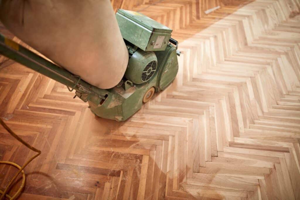 Rénovation comment poncer et récupérer un parquet abimé