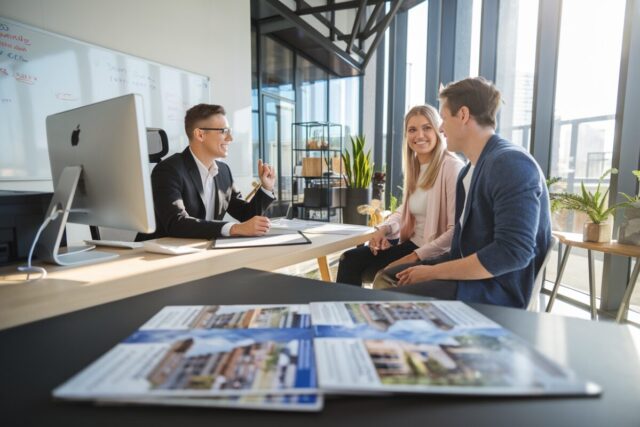 Couple discutant de crédit immobilier avec un conseiller financier