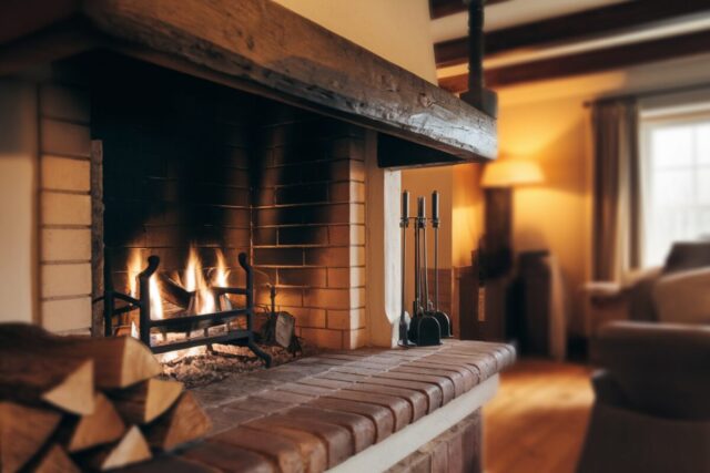 Feu de cheminée traditionnel dans un salon