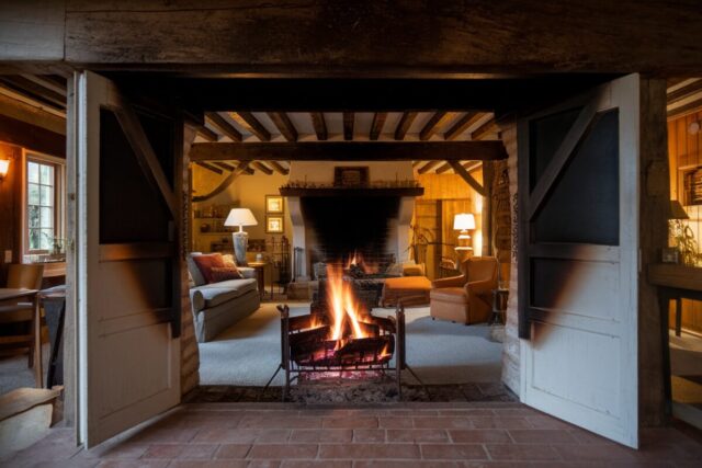 Salon traditionnel avec cheminée à foyer ouvert