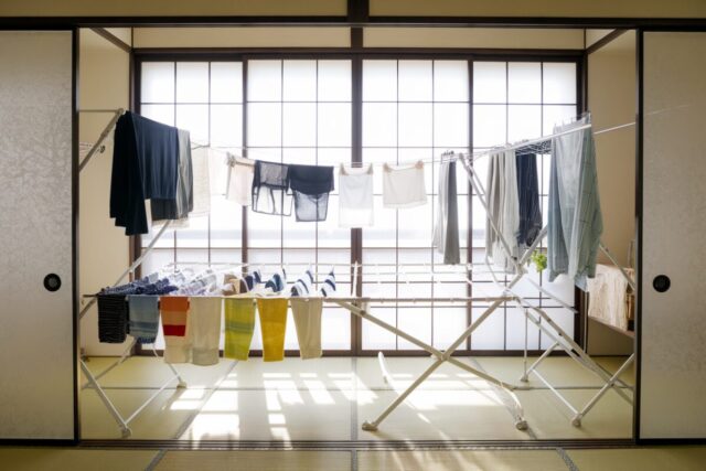 Intérieur d'appartement japonais avec méthode de séchage du linge