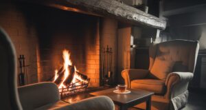 Feu de cheminée dans un salon traditionnel