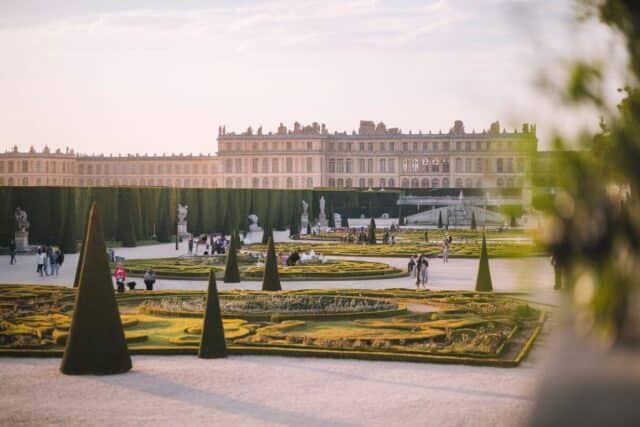 Les jardins et le palais de Versailles en arrière-plan