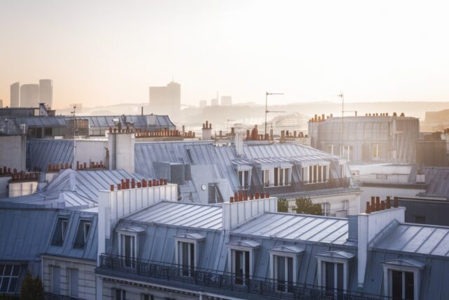 Toits haussmanniens à Paris et Seine, symbole des prix immobiliers élevés