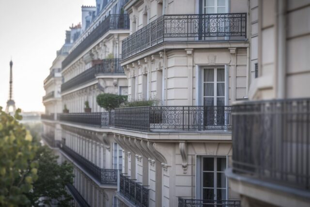Façades haussmanniennes du 7e avec la tour Eiffel au loin