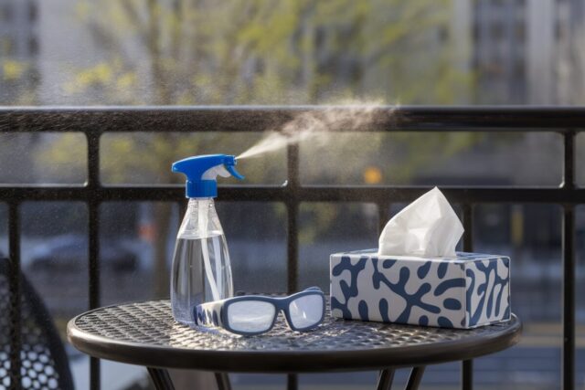 Un brumisateur humidifie un balcon urbain pendant la saison des pollens