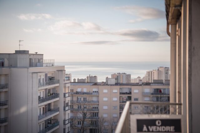 Vue de Marseille avec immeubles d'habitation et mer en arrière-plan