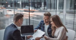 Un couple échange avec un conseiller sur un crédit immobilier en banque