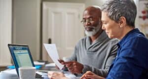 Retraités consultant la taxe foncière
